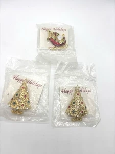Vintage Menge 3 Weihnachtsbäume Weihnachtsmann im Schlitten Feiertag Anstecknadeln Broschen neu auf Karte - Bild 1 von 6