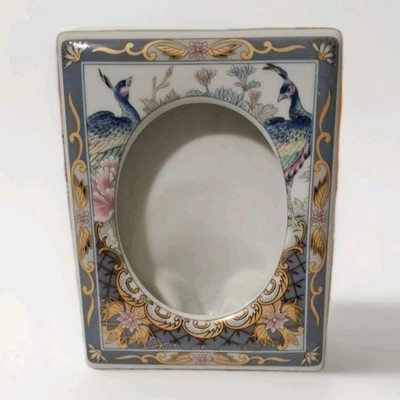 Marco de fotos de cerámica antiguo intrincado en miniatura con flores y pavos reales 2,5 X 3 Foto 1 de 4