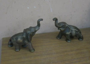Coppia di antiche statuine elefante in ghisa - bronzo fermalibri tronco fino a 5" - Foto 1 di 6