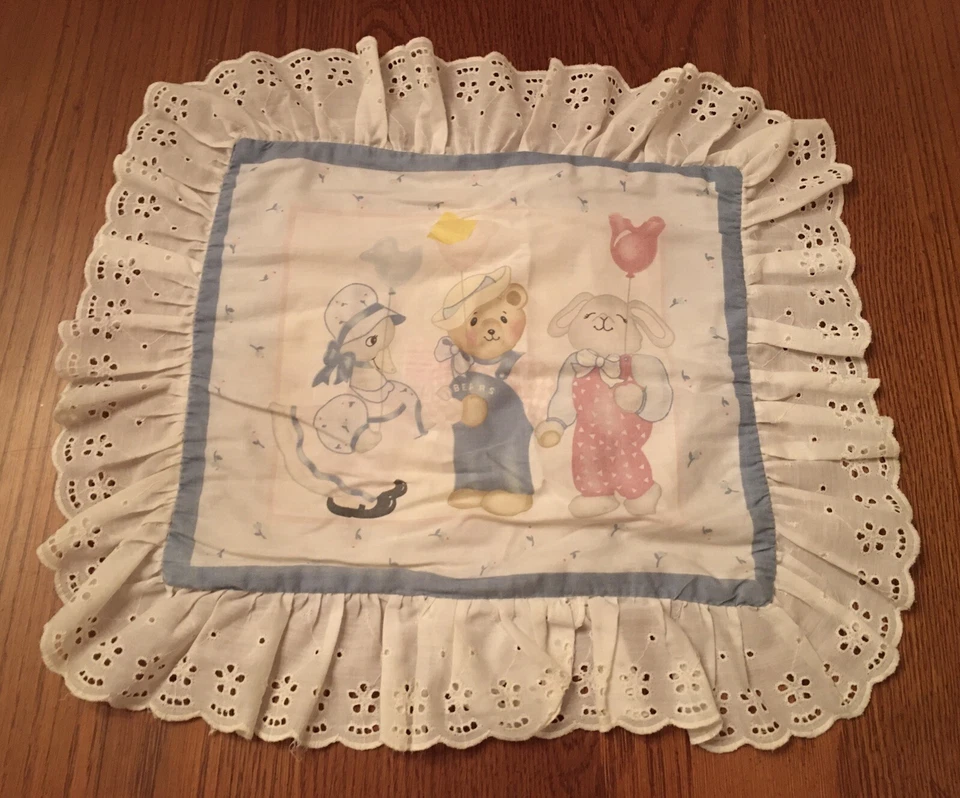 Almohada de bebé de encaje con ojales de pato country bear vintage falsa Foto 1 de 4