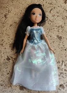 MOXIE GIRLZ 9,5" AMBRA BAMBOLA Friends MGA capelli neri occhi azzurri labbra rosa - Foto 1 di 4