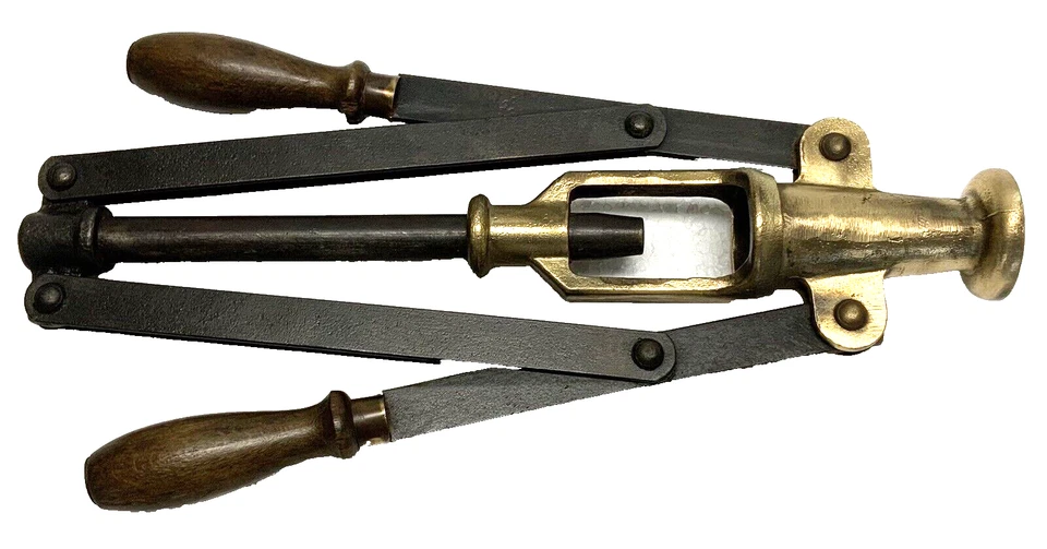 Ancien BOUCHE BOUTEILLE BOUCHONNEUSE métal et bois système à levier XIXème - Photo 1/4