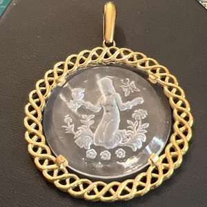 Vintage Crown Trifari Reverse Carved Intaglio Glass Virgo Zodiac Pendant - Picture 1 of 8