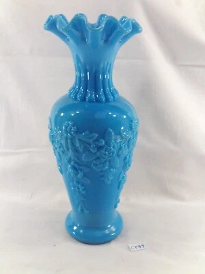 ancien vase en opaline bleue décor floral en relief H: 23 cm (CP99) - Photo 1/4