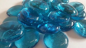 50 HELLBLAUE GLASNUGGETS Glassteine Muggelsteine Mosaiksteine Deko ca. 28-32 mm - Bild 1 von 6