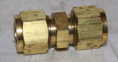 1/2" Tube x 1/2" Tube Brass Union Fitting  Bi-Lok DUA-8B - Image 1 of 4