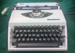 VINTAGE MADE IN HOLLAND - ADLER TIPPA S PORTABLE - SERVICED - ELITE CUBIC 12PT - Picture 1 of 9