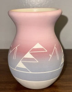 Jarrón en maceta pastel grabado o tallado firmado de cerámica nativa americana Sioux 4 3/4" - Imagen 1 de 9