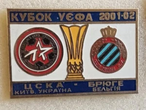 Pin insignia fútbol CSKA Kyiv Ucrania - Club Brujas KV Bélgica 2001-2002 antiguo usado - Imagen 1 de 1