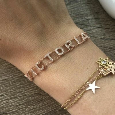 Brazalete de oro amarillo sólido de 14k con inicial de diamante natural Foto 1 de 4