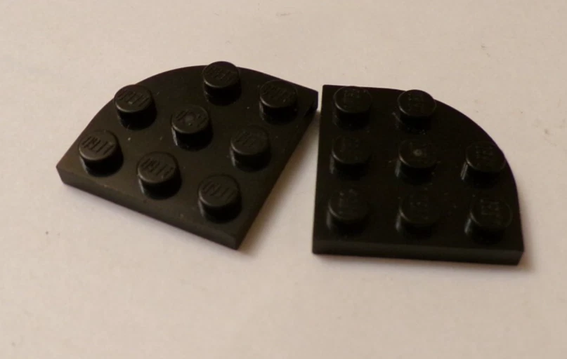 Lego x2 Black 3x3 Round Corner Plate, 30357 (028-259) - Image 1 of 1