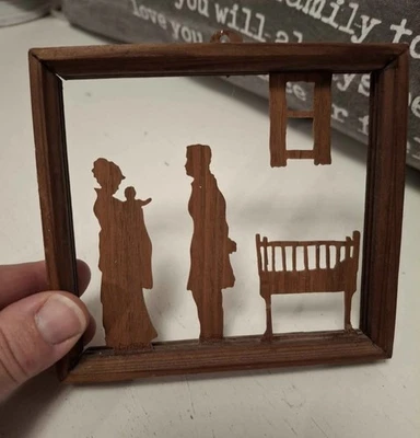 Imagen DE COLECCIÓN de mamá y bebé con papá silueta madera 4x6 Foto 1 de 2