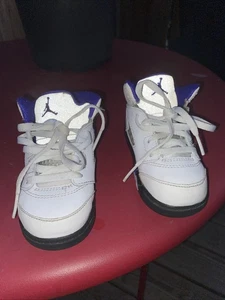 Lindos Zapatos de Baloncesto Retro Tiny Jordan 5 Blanco Púrpura Tenis Niño Pequeño Talla 8C - Imagen 1 de 11
