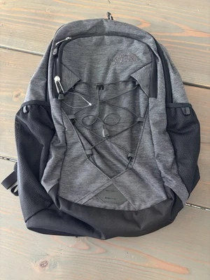 Mochila North Face Jester, Unisex, Gris y Negra Foto 1 de 4