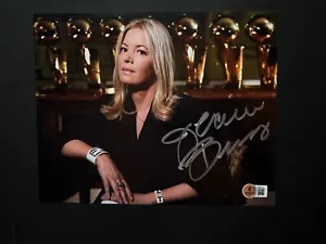 Jeanie Buss Hot autografiado firmado trofeo de los Lakers Kobe foto 8x10 Beckett BAS certificado de autenticidad - Imagen 1 de 1
