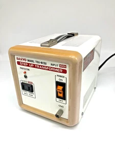 Transformador paso a paso SANYO TSD-N13U/TSDN13U 100 V/120 V entrada/120 V salida 1300 VA 10,8A - Imagen 1 de 12