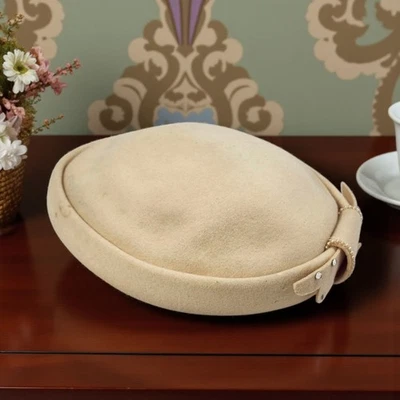 Винтажная коктейльная шляпа 1950-х из кремовой шерсти Merrimac Gardenia с жемчугом и стразами - Изображение 1 из 4