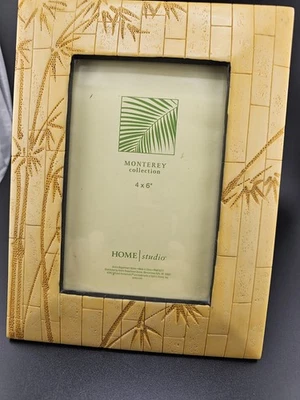 Marco de madera, bambú tallado sobre una pared de ladrillo sintético. Foto 1 de 2