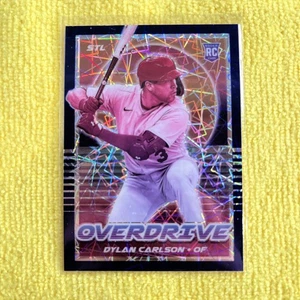 2021 Panini Chronicles - Overdrive Dylan Carlson #21 Blue Velocity (RC) - Foto 1 di 2