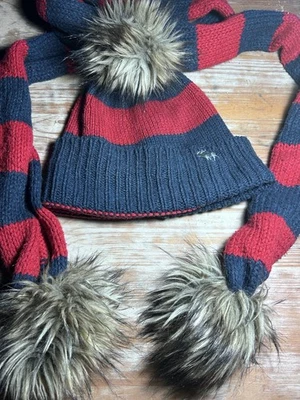 Sombrero y bufanda a juego Abercrombie & Fitch azul marino rojo rayas pompón piel sintética 75x7,75 Foto 1 de 4