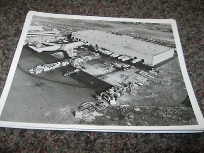 Foto de Flying Tigers 747 no prédio de frete LAX 8"x10" - Imagem 1 de 2