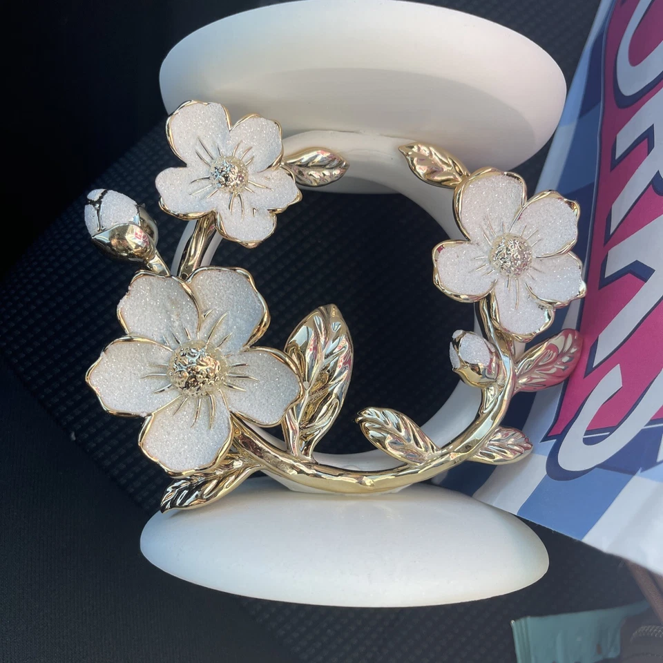 BATH AND BODY WORKS WHITE/GOLD FLOWER RING CANDLE HOLDER NEW - Image 1 of 1