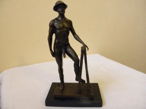 ESTATUA DE BRONCE DE UN HOMBRE DESNUDO - ESCULTURA DE BRONCE SOBRE MÁRMOL - Imagen 1 de 3
