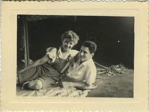 PHOTO ANCIENNE - VINTAGE SNAPSHOT - COUPLE AMOUREUX SOURIRE - LOVERS - Foto 1 di 1