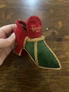 Harrods Department Store 2008 adorno de zapato de terciopelo rojo y verde - Imagen 1 de 8