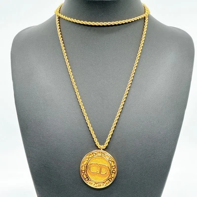 Colar Christian Dior longo CD logotipo redondo tom dourado vintage do Japão - Imagem 1 de 4