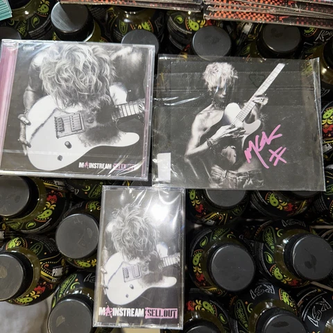 ✅ Machine Gun Kelly Mainstream Sellout SILVER Cassette + CD + SIGNED ART CARD ✅ Cover