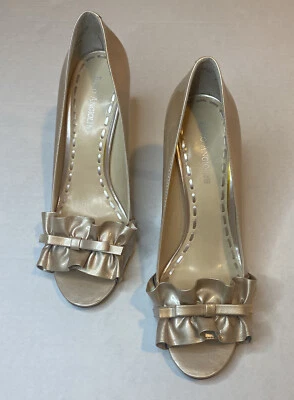 Enzo Angiolini Eamielee Marfil Punta abierta Volantes Arco Tacón Alto Para Mujer Talla 7.5” Foto 1 de 4