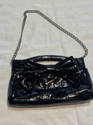 Cartera Jessica McClintock negra con lazo y cadena  Foto 1 de 4