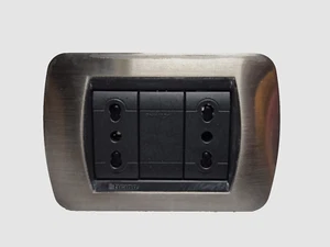 BTICINO LIVING INTERNATIONAL L4803 + L4703 PRESA COMPLETA ACCIAIO SPAZZOLATO - Foto 1 di 3