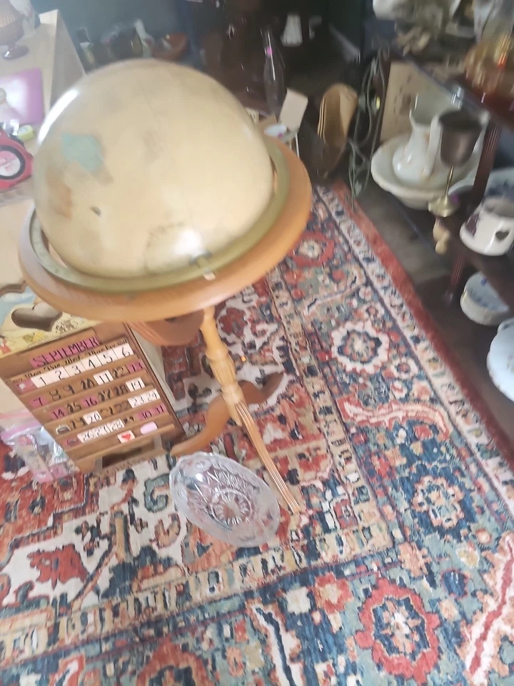 Globo terráqueo giratorio imperial vintage de 12" Cram's en un soporte libre de madera de 36"" Foto 1 de 1