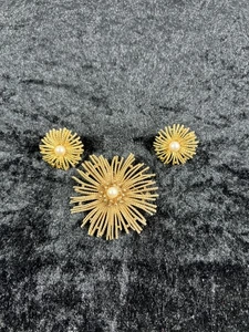 Vintage Capri 1950’s Gold Toned Starburst with Pearl Brooch Earrings Set - Picture 1 of 6