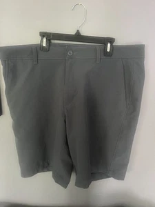 Pantalones Cortos de Golf Under Armour Para Hombres Calce Regular Bolsillos Planos Delanteros Traseros Talla 38 Gris - Imagen 1 de 3