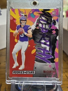 2024 Panini Rookies & Stars - Esordiente Esclusiva J.J. McCarthy #RE-JMY (RC) - Foto 1 di 2