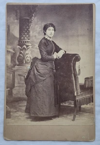 Antigua foto de tarjeta de gabinete, larga bonita mujer victoriana moda, años 1880~90 - Imagen 1 de 2