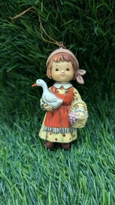 Niña vintage con cesta y adorno de ganso hecho en China ~3,25 - Imagen 1 de 3