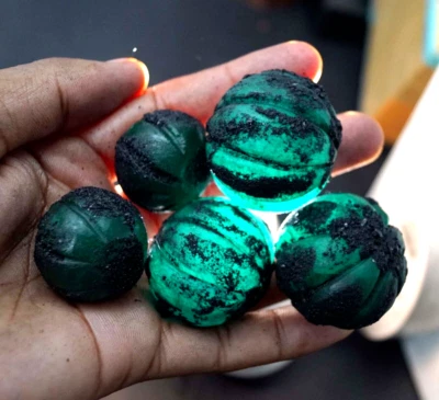 Pedra preciosa solta bruta colombiana natural corte melão esmeralda verde 4000 quilates - Imagem 1 de 4