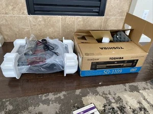 Nuevo Reproductor de DVD Toshiba SD-3109U en Caja con 1 DVD Película y Control Remoto OEM - Imagen 1 de 9
