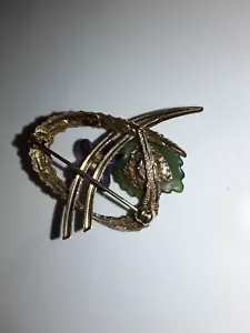 Spilla vintage viola intagliata strass lucite centro placcato oro firmata AMERIK AD - Foto 1 di 4