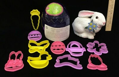 Juego de 10 botes cortadores de galletas de Pascua Wilton Conejo de Pascua y papel maché  Foto 1 de 4