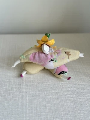 Muñeca de porcelana original Poupee Millet de colección de Isabelle con sombrero de flor amarilla Foto 1 de 2