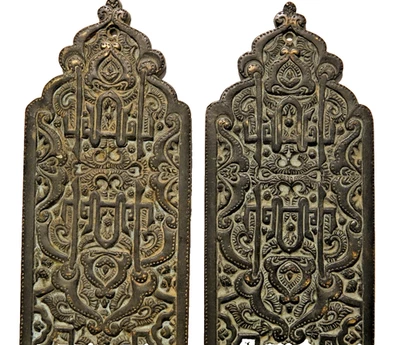 MUY ANTIGUO PAR DE GRANDES PLACAS DE BRONCE ISLÁMICAS PERSAS INTERÉS MEZQUITA RARO Foto 1 de 4