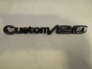 1969-72 CHEVROLET TRUCK PICKUP CUSTOM 20 FENDER EMBLEMS OEM PART #3944760 CHEVY - Foto 1 di 3