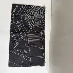 West Elm Halloween Spinnennetz Kissenbezug 12x21 schwarz - Bild 1 von 6