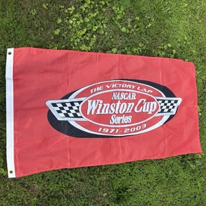 Bandera vintage 2003 Nascar Winston Cup Series Victory Lap 27x37 - rara como nueva - Imagen 1 de 6