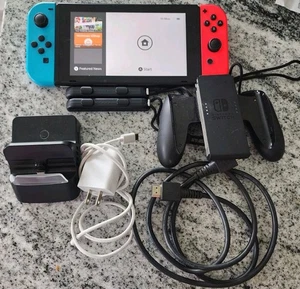 Nintendo Switch con SD e accessori console gioco caricatore e tv rosso e blu usato - Foto 1 di 6
